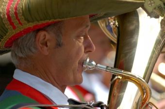 in processione con flicorno