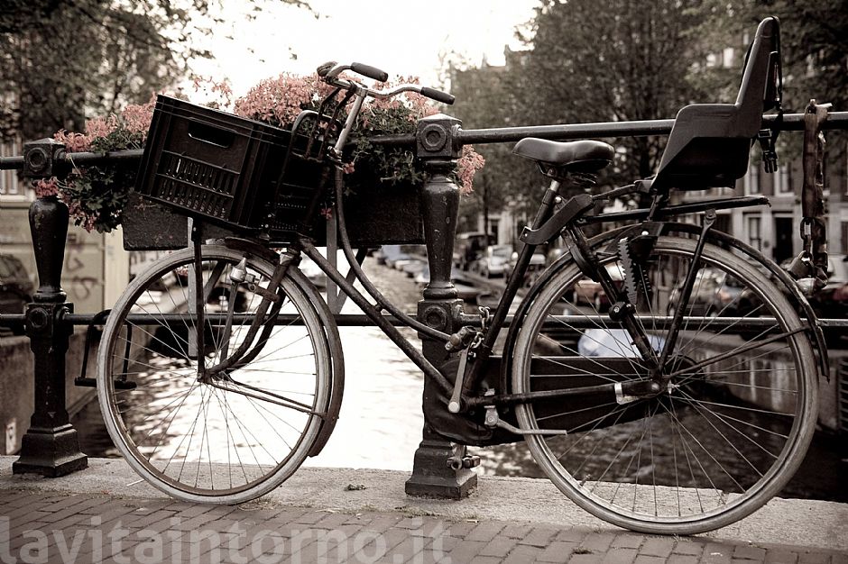 Amsterdam: bike on the bridge